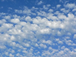 Dans les nuages (Photo d'un ciel de printemps)