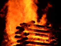 Bonne Fête Jean (3) (Photo du bûcher pour les feux de la saint Jean des Montils)