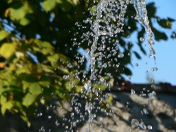Jet d'eau (Photo de gouttes d'eau avec une vitesse d'exposition élevée)