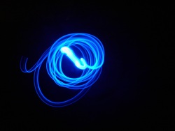 Lueur abyssale (3) (Photo d'une lueur bleue obtenue avec un stylo publicitaire 'Victor Hugo')