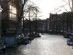 Sur le grand pont... (Photo d'un pont en arrière plan, sur les canaux d'Amsterdam)