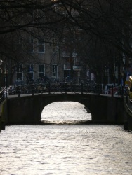 Sur le petit pont... (Photo d'un pont en arrière plan, sur les canaux d'Amsterdam)