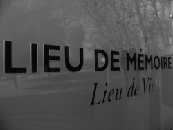 Souvenons-nous! (Photo d'une plaque de commémoration du parc Missak Manouchian à Evry)