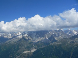 TMB 4 (Photo d'un nuage cachant le sommet d'une montagne)