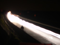 Rivière lumineuse (Photo de nuit d'un pont d'autoroute avec une vitesse d'exposition lente)