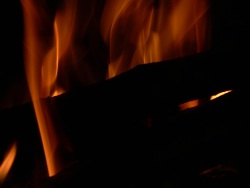 Danseur infatigable (Photo d'un bûche en feu dans le foyer de la cheminée)