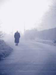 Alone in the blue (Photo d'une vieille dame toute seule sur une route)