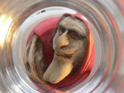 Méphistophélès (Photo d'une statue de Méphistophélès au travers un verre)