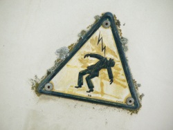 Contre courant (Photo d'un panneau signalant un danger de mort par électrocution)
