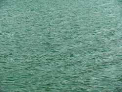 Grand large (Photo de l'eau d'un lac avec quelques ondulations à sa surface)