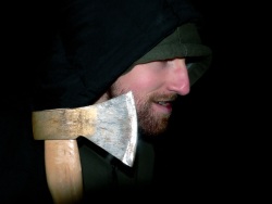 Careful with that axe... (Photo de Jeff avec une hache dans la main et une capuche sur la tête)