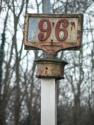 Route 96 (Photo d'un poteau avec au bout une enseigne indiquant la route 96.)