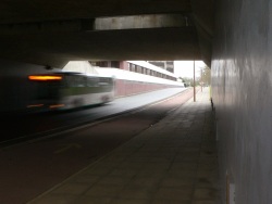 Pas d'arrêt (Photo d'un bus à Evry qui passe au travers un pont)