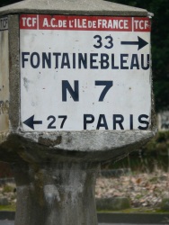 Où suis-je... (Photo d'une borne indiquant que l'on se trouve à 27km de Paris et à 33km de Fontainebleau...)