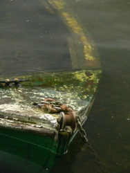 Toucher - couler (Photo d'une barque qui a pris l'eau)