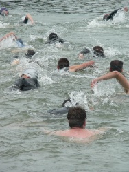 1... 2... 3... Partez !!! (Photo du départ des nageurs au triathlon de Souppes-sur-Loing)