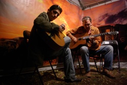 Festival Django Reinhard (1) (Photo de deux personnes jouant de la guitare manouche)