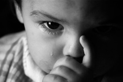Tonio le croco ! (Photo d'une larme sur la joue d'un enfant avec son pouce dans la bouche)