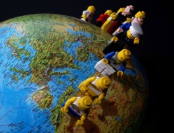 Around the world (Photo de légo sur un globe pour illustrer le titre de la chanson Around the world de Daft Punk)