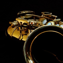 En mi bémol (Photo d'un saxophone)