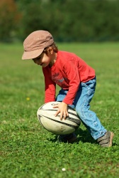 Mon N°9 (Tonio qui joue avec un ballon de rugby)