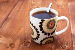 Un thé nature (Photo d'une tasse de thé nature posé sur une table en bois)