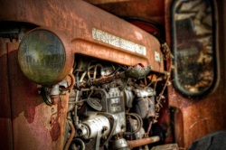 Massey Ferguson 35 (9) (Photo d'un vieux tracteur Massey Ferguson 35 au bord d'un champ. Le traitement HDR permet d'accentuer l'effet rouillé, ancien ...)