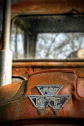 Massey Ferguson 35 (13) (Photo d'un vieux tracteur Massey Ferguson 35 au bord d'un champ. Le traitement HDR permet d'accentuer l'effet rouillé, ancien ...)