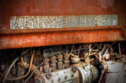 Massey Ferguson 35 (5) (Photo d'un vieux tracteur Massey Ferguson 35 au bord d'un champ. Le traitement HDR permet d'accentuer l'effet rouillé, ancien ...)