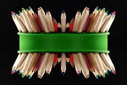Pot de crayons 360° (Montage photo d'un quart de pot de crayon dupliqué en symétrie horizontale et verticale.)