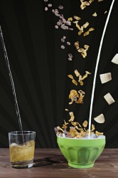 Petit dèj' express (Montage avec des objets (céréales, raisins, banane, lait, jus...) en suspension dans les airs)